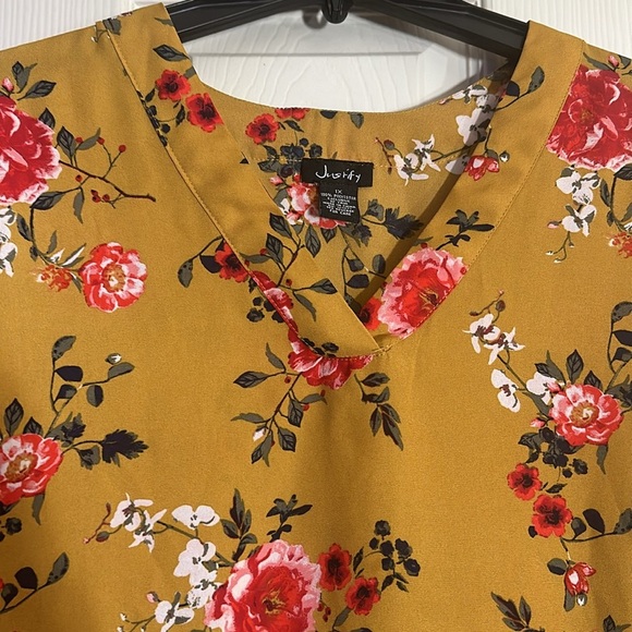 Justify V-Neck Yellow Floral Pattern Blouse 1x - Picture 3 of 10